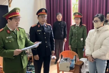 Công an Quảng Bình tống đạt quyết định khởi tố bị can đối với Nguyễn Hà Linh. (Ảnh: Công an Quảng Bình)