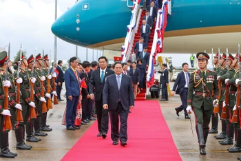 Lễ đón Thủ tướng Phạm Minh Chính tại sân bay quốc tế Wattay, thủ đô Viêng Chăn. (Ảnh: Nhật Bắc)
