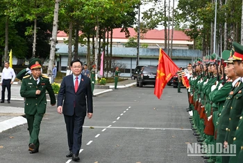 [Ảnh] Chủ tịch Quốc hội Vương Đình Huệ thăm, chúc Tết Bộ Chỉ huy quân sự tỉnh An Giang 