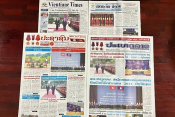 Báo chí Lào đồng loạt đăng trang nhất về chuyến thăm chính thức Lào của Thủ tướng Phạm Minh Chính. (Ảnh: Trịnh Dũng)