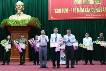 Trao giải Nhất cuộc thi viết cho Nguyễn Duy Phước, phường Thắng Lợi, thành phố Kon Tum. 