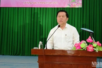 Đồng chí Nguyễn Trọng Nghĩa, Bí thư Trung ương Đảng, Trưởng Ban Tuyên giáo Trung ương phát biểu tại buổi thăm, tặng quà. 