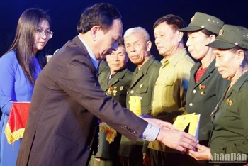 Phó Bí thư Thường trực Tỉnh ủy Quảng Bình Trần Hải Châu tặng quà cho cựu thanh niên xung phong.
