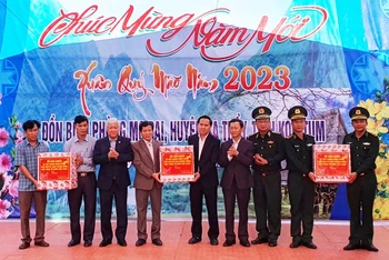 Đồng chí Đỗ Văn Chiến tặng quà Tết Nguyên đán Quý Mão 2023 cho huyện Sa Thầy, xã Mô Rai và Đồn Biên phòng Mô Rai.