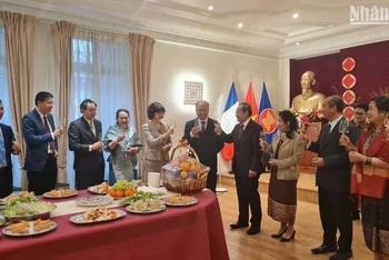 Lãnh đạo và cán bộ hai Đại sứ quán nâng ly chúc mừng năm mới và chúc mối quan hệ đặc biệt Việt Nam-Lào ngày càng tốt đẹp.