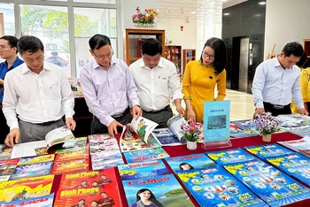 Đông đảo bạn đọc tỉnh Ninh Thuận tham gia lễ khai mạc và đọc các ấn phẩm báo chí được trưng bày tại Hội báo Xuân Quý Mão năm 2023.