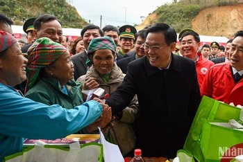 Chủ tịch Quốc hội Vương Đình Huệ với đồng bào dân tộc tại Chương trình “Tết nhân ái” ở xã Trịnh Tường, huyện Bát Xát. (Ảnh: Duy Linh) 