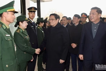 Thủ tướng Phạm Minh Chính thăm, chúc Tết lực lượng làm nhiệm vụ tại cửa khẩu Tà Lùng (Cao Bằng).