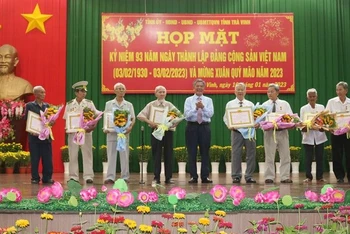 Các đảng viên cao tuổi đảng nhận Huy hiệu Đảng tại Lễ kỷ niệm 93 năm Ngày thành lập Đảng Cộng sản Việt Nam.