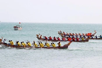 Các đội đua thuyền rồng tranh tài đường đua cự ly 600m. 