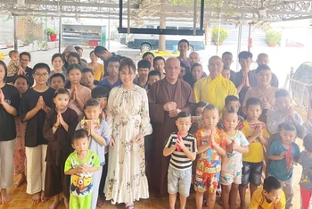 Tổng Giám đốc Vietjet Phương Thảo thăm chùa Thanh Sơn, nơi cưu mang các em nhỏ tại Khánh Hòa 