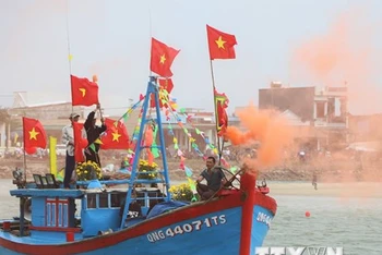 Ngư dân Quảng Ngãi tưng bừng ra khơi khai thác hải sản đầu năm