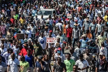 Cảnh sát và người dân xuống đường phản đối bạo lực băng đảng ở Haiti