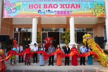 Lãnh đạo tỉnh Sóc Trăng cắt băng khai mạc Hội báo Xuân 2023.