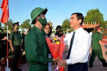 Đồng chí Dương Văn An, Ủy viên Trung ương Đảng, Bí thư Tỉnh ủy Bình Thuận tặng hoa, dặn dò và động viên chiến sĩ mới tại Lễ giao, nhận quân năm 2023 của thành phố Phan Thiết. 