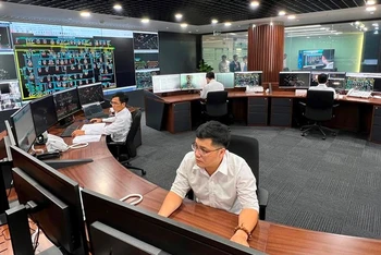 Các kỹ sư đang vận hành Trung tâm Điều độ hệ thống điện Thành phố Hồ Chí Minh (thuộc EVNHCMC).