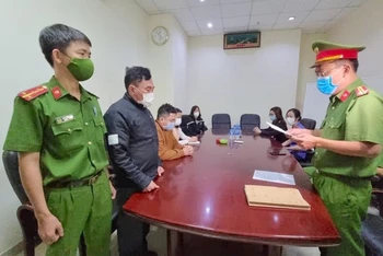 Tổng Giám đốc Công ty cổ phần Đầu tư phát triển nhà Đà Nẵng Nguyễn Quang Trung bị khởi tố, bắt tạm giam ngày 7/12/2021 về tội vi phạm quy định về quản lý, sử dụng tài sản nhà nước gây thất thoát, lãng phí. 