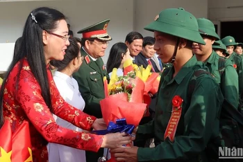 Bí thư Tỉnh ủy Quảng Ngãi Bùi Thị Quỳnh Vân tặng hoa, động viên tân binh thành phố Quảng Ngãi lên đường nhập ngũ. 