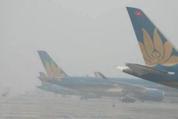 Sương mù dày đặc tại sân bay Nội Bài.