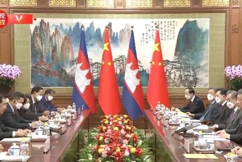 Hội kiến giữa Tổng Bí thư, Chủ tịch Trung Quốc Tập Cận Bình và Thủ tướng Campuchia Hun Sen. (Ảnh từ clip của CCTV)