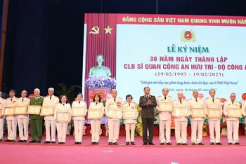 Bộ trưởng Công an Tô Lâm trao Bằng khen Bộ Công an tặng các tập thể, cá nhân xuất sắc.