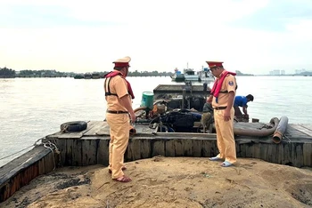 Lực lượng Cảnh sát giao thông đường thủy bắt giữ thuyền khai thác cát trái phép trên sông Đồng Nai, đoạn thuộc xã Tam An, huyện Long Thành. 