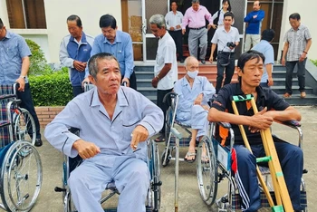 Lễ giao nhận xe lăn cho người khuyết tật, người già yếu tại Bạc Liêu. 