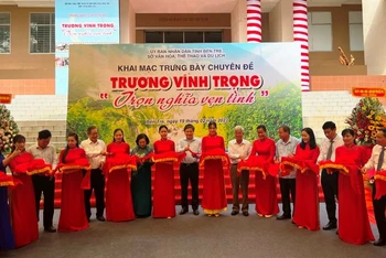 Lãnh đạo dự lễ cắt băng khai mạc trưng bày chuyên đề “Trương Vĩnh Trọng - Trọn nghĩa vẹn tình”. 