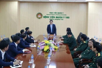 Đồng chí Nguyễn Trọng Nghĩa, Bí thư Trung ương Đảng, Trưởng Ban Tuyên giáo Trung ương phát biểu tại Bệnh viện Quân y 103.