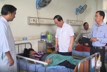 Phó Chủ tịch Ủy ban nhân dân tỉnh Nguyễn Hồng Quang thăm hỏi các nạn nhân đang điều trị Bệnh viện Đa khoa Trung ương Quảng Nam.