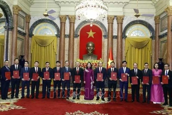 Quyền Chủ tịch nước Võ Thị Ánh Xuân với các đại sứ. (Ảnh: TTXVN)