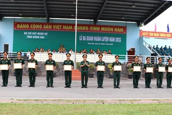 Đại tá Vũ Văn Điền, Chỉ huy trưởng Bộ Chỉ huy quân sự tỉnh Đồng Nai trao tặng danh hiệu đơn vị vững mạnh toàn diện, “mẫu mực tiêu biểu” của Quân khu 7 cho các tập thể. 