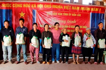 Trưởng Ban Dân vận Tỉnh ủy Đắk Lắk H’Kim Hoa Byă trao tặng quà là nhu yếu phẩm cho các hộ có hoàn cảnh đặc biệt khó khăn tại thôn 14, xã Cư Kbang. 