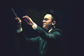 Nhạc trưởng Trần Nhật Minh sẽ chỉ huy đêm nhạc. (ảnh HBSO)