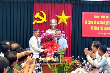 Đồng chí Hồ Thanh Sơn, Phó Bí thư Thường trực Tỉnh ủy Đồng Nai trao quyết định cho đồng chí Huỳnh Minh Dũng. 