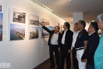 Nghệ sĩ nhiếp ảnh Ông Văn Sinh giới thiệu các tác phẩm tại triển lãm.