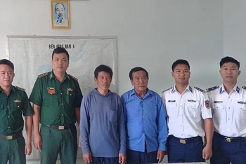 Đại diện tàu Cảnh sát biển 6007 (bên phải) bàn giao 2 thuyền viên cho Đồn biên phòng Cửa khẩu Cảng Phú Quý.