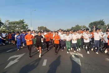 Các vận động viên tham gia chạy vì sức khỏe toàn dân.