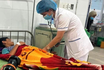 Bệnh nhân ngộ độc thực phẩm đang được điều trị tại Trung tâm Y tế huyện Phước Sơn.