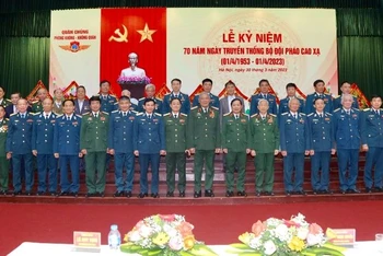 Lãnh đạo Bộ Quốc phòng và Quân chủng Phòng không-Không quân chụp ảnh cùng các đại biểu về dự Lễ kỷ niệm. (Ảnh: Thành Trung)