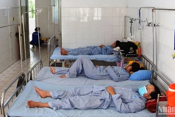 Bệnh nhân sốt xuất huyết điều trị tại Khoa Nhiễm của Bệnh viện Đa khoa Đồng Tháp (ảnh tư liệu).