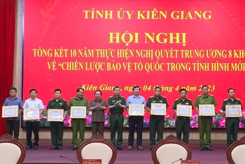 Tỉnh ủy Kiên Giang tặng bằng khen 28 tập thể và 61 cá nhân đạt thành tích xuất sắc trong 10 năm thực hiện Nghị quyết Trung ương 8 khóa XI về Chiến lược bảo vệ Tổ quốc trong tình hình mới. 