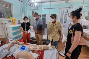 Ông Tô Đình Tâm và ông Trần Văn Hiền thăm hỏi các nạn nhân đang điều trị tại Bệnh viện Đa khoa tỉnh Gia Lai.