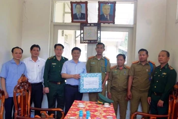 Đoàn công tác tỉnh Thừa Thiên Huế thăm, chúc Tết Đồn Công an Tà Vàng, tỉnh Sê-kông (Lào). (Ảnh: Võ Tiến).