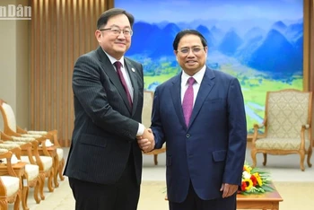Thủ tướng Phạm Minh Chính tiếp Đại sứ Đặc mệnh toàn quyền Malaysia tại Việt Nam Dato’ Tan Yang Thai.
