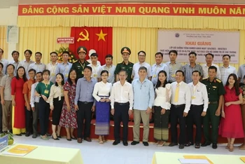 Các học viên khóa bồi dưỡng tiếng Khmer chụp ảnh lưu niệm cùng lãnh đạo Tỉnh ủy, Ủy ban nhân dân tỉnh Trà Vinh. 