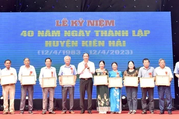 Chủ tịch Ủy ban nhân dân tỉnh Kiên Giang tặng bằng khen cho 41 cá nhân có thành tích cống hiến, đóng góp trong quá trình xây dựng và phát triển huyện đảo Kiên Hải giai đoạn 1983-2023.