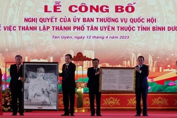 Phó Chủ tịch Thường trực Quốc hội Trần Thanh Mẫn trao nghị quyết và tặng quà lưu niệm cho lãnh đạo thành phố Tân Uyên.