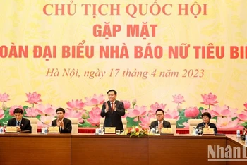 Chủ tịch Quốc hội Vương Đình Huệ cùng lãnh đạo Văn phòng Quốc hội, các Ủy ban của Quốc hội và Hội Nhà báo Việt Nam chủ trì cuộc gặp mặt. (Ảnh: Duy Linh)