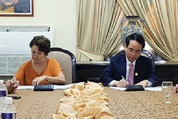 Thứ trưởng Y tế Cuba và Phó Chủ tịch tỉnh Quảng Bình ký biên bản hợp tác.